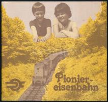 cca 1970-1980 Pionier-Eisenbahn (Úttörővasút-Gyermekvasút, Hűvösvölgy), német nyelvű, képes ismertető prospektus, menetrenddel. Bp., Globus-ny. Tűzött papírkötés, a borítón minimális sérülésekkel.