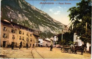 Mezzolombardo (Südtirol), Piazza Romana / Római tér, lovaskocsi / square, horse-drawn carriage (surface damage)