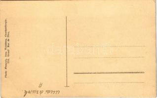 Constantinople, Istanbul; utcai árusok, egy fiú késsel kenyeret készül vágni / market, street vendor...