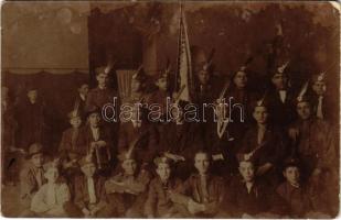 1923 Darutollas sapkájú fiatalok és cserkészek. photo (EB)