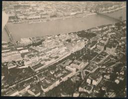 cca 1930 Budapest (Budavári Palota) légi felvételen, fotó, hátoldalon albumba ragasztás nyomaival, 16×20 cm