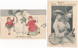 Boldog Újévet! Ein frohes Jahr! - 2 db RÉGI újévi üdvözlőlap: hóemberek egymásnak adnak tüzet, szivarozó hölgy / 2 pre-1945 New Year greeting postcards: snowmen with cigarettes, lady smoking a cigar