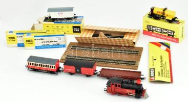 . Piko vasút modellek: régi lokomotív, 5 db vasúti kocsi, sínek, két kocsi eredeti dobozában, jó állapotban