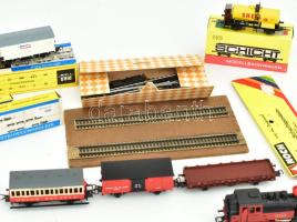  Piko vasút modellek: régi lokomotív, 5 db vasúti kocsi, sínek, két kocsi eredeti dobozában, jó álla...