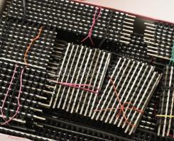 TT vasút modell készlet. Kb 10 db mozdony és kocsi, hozzá rengeteg, óriási doboznyi sín, tereptárgy,...