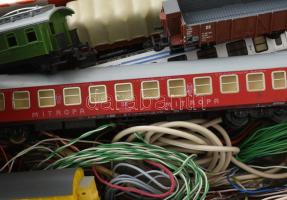 TT vasút modell készlet. Kb 10 db mozdony és kocsi, hozzá rengeteg, óriási doboznyi sín, tereptárgy,...