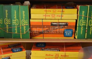 TT vasút modell készlet. Kb 10 db mozdony és kocsi, hozzá rengeteg, óriási doboznyi sín, tereptárgy,...