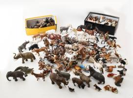 Óriási Schleich játék figura gyűjtemény. Kb 160 db kisebb és nagyobb figura. Állatok, sok ló, királyok, házi és vadállatok, némelyik még címkés.