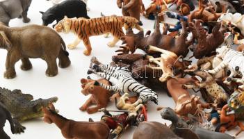 Óriási Schleich játék figura gyűjtemény. Kb 160 db kisebb és nagyobb figura. Állatok, sok ló, király...