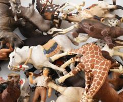 Óriási Schleich játék figura gyűjtemény. Kb 160 db kisebb és nagyobb figura. Állatok, sok ló, király...