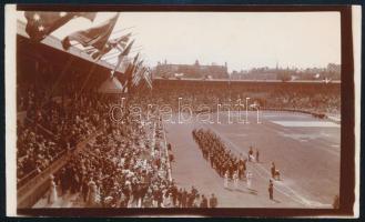 1912 A magyar csapat bevonulása a stockholmi olimpia megnyitóján, Pásztor Árpád újságíró eredeti fotója, hátoldalon feliratozva, szép állapotban, 9×15 cm