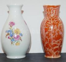 2db Hollóháza jelzéssel ellátott kis váza (11cm magasak), egyiknek kis letöréssel a talpánál / 2 pieces of Hollóháza vases