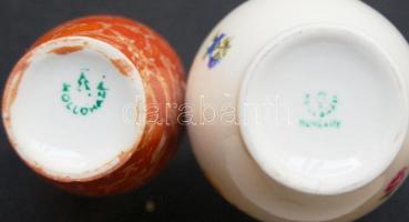 2db Hollóháza jelzéssel ellátott kis váza (11cm magasak), egyiknek kis letöréssel a talpánál / 2 pie...