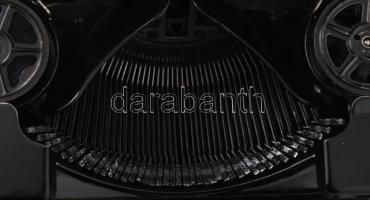 cca 1940 Royal írógép, magyar nyelvű billentyűzettel, működőképes, tartójában