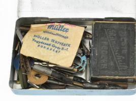 1948 Bajtárs, Centenárium festett fém cigarettás dobozok, egyik tele régi tollhegyekkel