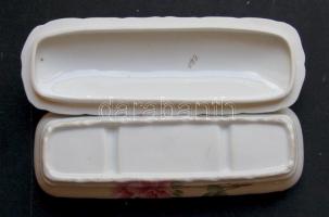 Jelzés nélküli porcelán hosszúkás bonbonier, szélén hajszálrepedéssel (hossza: 21cm) / Porcelain bon...