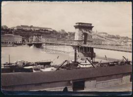 cca 1880 Lánchíd, a háttérben a budai várheggyel, fotó, Alois Beer, K. u. K. Hofphotograph Klagenfurt, a hátoldalán feliratozva és pecséttel jelzett, az egyik alsó sarkán hiánnyal, a felső szélén egészen apró sérülésekkel, 11x15 cm