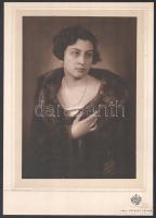 cca 1935 Budapest, Péterfyné fényképészeti műtermében készült, vintage fotó, matricával és pecséttel jelzett, ezüst zselatinos fotópapíron, 22,2x16 cm, karton 29,3x20,7 cm