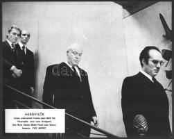 cca 1974 ,,Merénylők" című francia - olasz - NSZK film jelenetei és szereplői, 12 db vintage produkciós filmfotó ezüst zselatinos fotópapíron, a használatból eredő (esetleges) kisebb hibákkal, két képnek a sarkán hajtásnyom, 24x30 cm