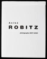 Anikó Robitz photographs 2007-2020. Szombathy Bálint szövegével. Robitz Anikó fotóival. Bp., 2021., Szerzői kiadás. Gazdag képanyaggal, Robitz Anikó fotóival illusztrált. Kiadói egészvászon-kötés, kiadói szakadt papír védőborítóban.