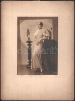 cca 1927 Budapest, Labori fényképész műtermében készült, aláírt, vintage fotó, ezüst zselatinos fotópapíron, 23,2x16,5 cm, karton (kisebb hibákkal) 39,5x30 cm