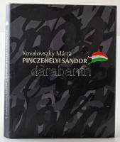 Kovalovszky Márta: Pinczehelyi Sándor. Pécs, 2010., Pécsi Galéria (Zsolnay Kulturális Negyed.) Gazdag képanyaggal illusztrált. Magyar és angol nyelven. Kiadói kartonált papírkötés, kiadói papír védőborítóban.