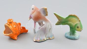 3 darab porcelán hal, sérült, közte jelzett