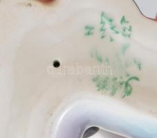 3 darab porcelán hal, sérült, közte jelzett