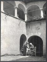 cca 1935 Osoha László (1899-1970) budapesti fotóművész hagyatékából 1 db vintage fotóművészeti alkotás, pecséttel jelzett, feliratozva (Old Women), ezüst zselatinos fotópapíron, két kiállítási emlékjeggyel a hátoldalán, 36x27 cm