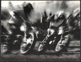 cca 1977 Gebhardt György (1910-1993) budapesti fotóművész hagyatékából 1 db vintage fotóművészeti alkotás, feliratozva (Motocross), ezüst zselatinos fotópapíron, 30x38,5 cm