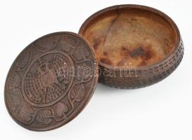 cca 1900 Faragott fadoboz, d: 12 cm
