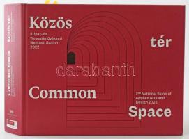 Közös tér. II. Ipar- és Tervezőművészeti Nemzeti Szalon 2022. Common Space. 2nd National Salon of Applied Art and Design 2022. Szerk./Edited by. Götz, Eszter. Bp., 2022, Műcsarnok. Magyar és angol nyelven. Gazdag képanyaggal illusztrált. Kiadói kartonált papírkötés