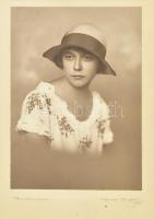 1926 Vajda M. Pál budapesti fényképész aláírt, datált és matricával jelzett, vintage műtermi felvétele (kalapos női portré), 23x17 cm, karton 38,6x31 cm