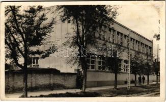 1943 Újverbász, Novi Vrbas (Verbász, Vrbas); Elemi iskola / elementary school (ragasztónyom / glue marks)