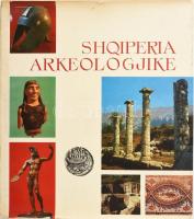 Shqiperia arkeologjike (Albánia régészete). 1971, Tirana. Albán, francia és angol nyelven, kihajtható melléklettel. Kiadói egészvászon kötés, sérült kiadói papír védőborítóval.