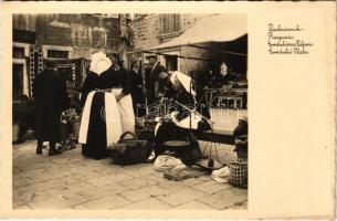 Dubrovnik, Ragusa; Gunduliceva Poljana / Gundulic Platz / square, market, Croatian folklore