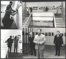 1970 Demjén Gábor fotóriporter pecsétjével jelzett 4 db vintage riportfotó egy fotókiállítás rendezéséről és megnyitójáról, ezüst zselatinos fotópapíron; a helyszín Budapest, Tanács körút, a Fővárosi Tanács kiállítóterme; világos színű öltönyben Réti Pál (1918-1989) budapesti fotóművész és a Népművelési Intézet munkatársa, ahol a hazai fotókiállítások és fotótáborok szervezésével foglalkozott, 12,8x17,8 cm és 11,8x8,6 cm között