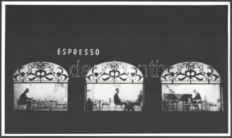 cca 1965 Budapest, zenés ,,espresso" esti kivilágításban, 1 db vintage fotó, ezüst zselatinos fotópapíron, 18x30 cm