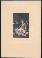 cca 1932 Japán gésának öltözött napernyős hölgy, vintage fotó, 12,2x8 cm, karton 29x20,5 cm