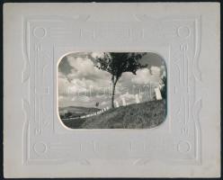 1940 Rozsnyó, Klell Kálmán ,,Út a végtelenbe" című, feliratozott vintage fotóművészeti alkotása, ezüst zselatinos fotópapíron, 8,5x11,5 cm, dombornyomott paszpartura ragasztva, 18x22 cm