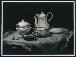 cca 1940 Szabó Gyula ,,Csendélet" című, feliratozott, vintage fotóművészeti alkotása, ezüst zselatinos fotópapíron, 17,5x23,3 cm