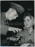 cca 1960 Ferkis Emil által aláírt, vintage riportfotó (Üzemlátogatáson), a kép vélhetően megjelent a néhai Lobogó című lapban, amelynek munkatársa volt Ferkis Emil, ezüst zselatinos fotópapíron, a használatból eredő kisebb hibákkal, 24x18 cm