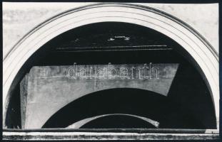 1972 Bardócz Erzsébet által aláírt, vintage fotóművészeti alkotás, ezüst zselatinos fotópapíron, a kép a Népművelési Intézet által, Esztergomban megrendezett központi fotós alkotótelep (eredeti fotókat tartalmazó) albumából származik, 17x20,8 cm