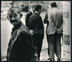 1970 Fekete József nevével jelzett vintage fotóművészeti alkotás, ezüst zselatinos fotópapíron, a kép a Népművelési Intézet által, Dunaújvárosban megrendezett központi fotós alkotótelep (eredeti fotókat tartalmazó) albumából származik, 17x19,7 cm