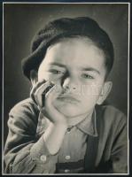 cca 1957 Őrszigeti Frigyes (1923-1995) soproni fotóművész hagyatékából 1 db vintage fotóművészeti alkotás (Flegma), jelzés nélkül, ezüst zselatinos fotópapíron, sarkán törés, hozzáadva a Népművelés c. újságból egy fénymásolatot, amely a képet azonosítja, 22,2x16,3 cm