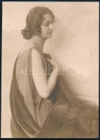 cca 1925 Jelzés nélküli, vintage műtermi fotográfia, ezüst zselatinos fotópapíron, felületén törés, 22x15,5 cm