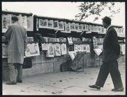 cca 1950 Párizs, ,,Melyiket válasszam?" feliratozott, de név nélküli vintage fotó, ezüst zselatinos fotópapíron, 18,2x24 cm