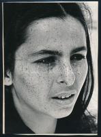 1973 Markó Kamilla győri fotóművész feliratozott, vintage fotóművészeti alkotása (Lány), ezüst zselatinos fotópapíron, a kép a Népművelési Intézet által, Győrben megrendezett fotós alkotótelep (eredeti fotókat tartalmazó) albumából származik, a felirat átvilágítva olvasható, albumlapra felragasztva, 21x15 cm