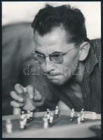 1967 Müller Ferenc budapesti fotóművész feliratozott, vintage fotóművészeti alkotása (Játék), ezüst zselatinos fotópapíron, 24x17,4 cm