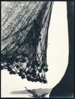 1970 Bíró Tibor miskolci fotóművész feliratozott, vintage fotóművészeti alkotása (Halásztanyán), ezüst zselatinos fotópapíron, a kép a Népművelési Intézet által, Dunaújvárosban megrendezett fotós alkotótelep (eredeti fotókat tartalmazó) albumából származik, 23,8x18 cm